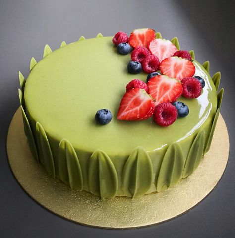 Matcha sponge cake layered with matcha mousse and matcha chocolate mirror glaze. Decorated with matcha chocolate and berries. Chocolate Matcha Cake, Matcha Cake Decoration, Matcha Birthday Cake, Matcha Cake Aesthetic, Matcha Sponge Cake, Matcha Opera Cake, Matcha Mousse, Fruit Birthday Cake, Green Tea Cake