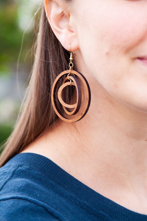 Cricut Wood Jewelry, Laser Cut Wood Earrings Patterns, Wood Turned Earrings, Wooden Earing Ideas, Wooden Stud Earrings, Laser Earrings Design, Wooden Jewelry Handmade, Lasercut Design Ideas, Diy Wood Earrings