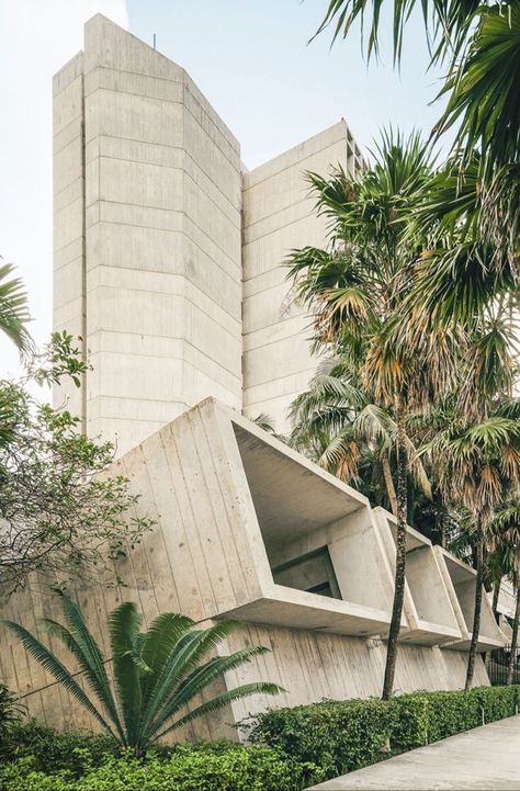 When brutalism meets botany Modern Japanese House, Brutalism Architecture, Brutalist Buildings, Concrete Architecture, Brutalist Design, Wallpaper Magazine, Brutalist Architecture, Global Design, Japanese House