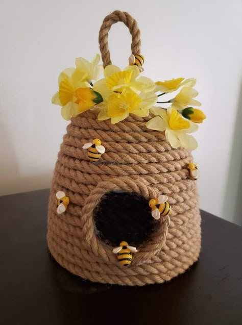 Bumble Bee Crafts For Adults Diy, Winnie The Pooh Crafts For Kids, Outside Easter Decorations, Craft With Yarn, Easter Decor Outdoor, Simple Easter Decorations, Beehive Craft, Bee Hives Diy, Bee Hive Craft