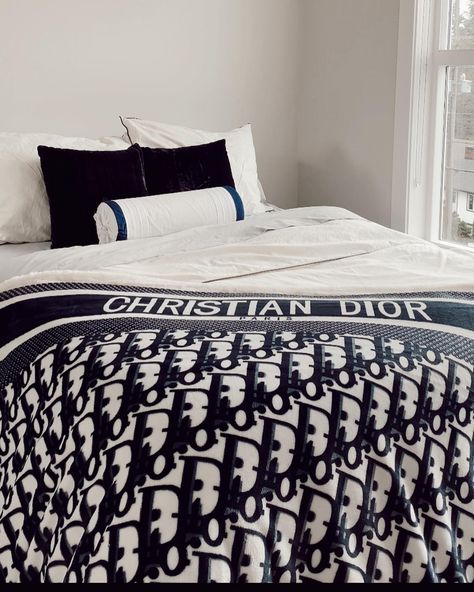 Dior Room Decor, Dior Home Decor, Dior Blanket, Dior Bedroom, Dior Room, Blankets Aesthetic, Kylie House, Dior Home, Navy Bedrooms