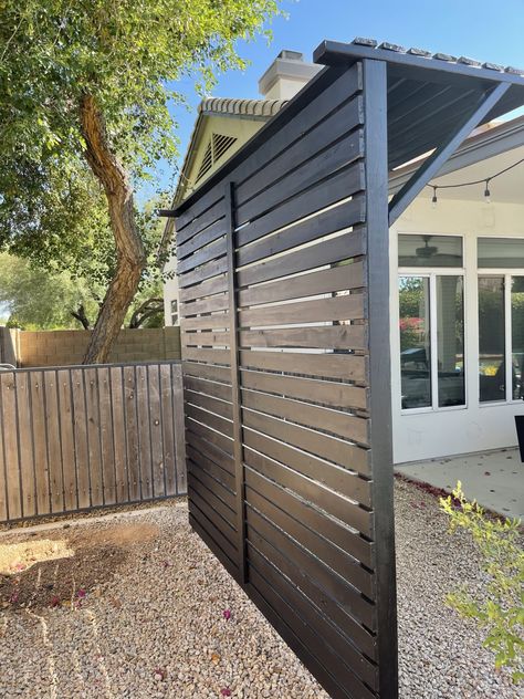 Today I am going to share how we made this Grill Area with a Privacy Screen Pergola! It was an inexpensive way to make an area for the grill. Screen Pergola, Diy Privacy Screen, Screen Outdoor, Patio Privacy, Privacy Fence Designs, Grill Area, Backyard Privacy, Privacy Walls, Privacy Screen Outdoor