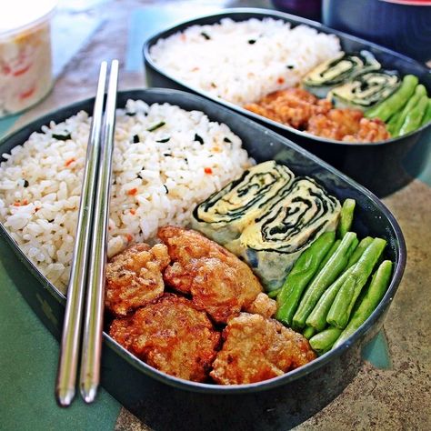 Salmon Lunch Box Ideas, Bento Box Lunch For Adults Japanese Recipe, Quick Japanese Lunch, Japanese Lunchbox Ideas, Bento Box Picnic, Rice Bento Box Lunch, Picnic Lunch Box Ideas, Bento Box Japanese Traditional, Hawaiian Bento Lunch Boxes