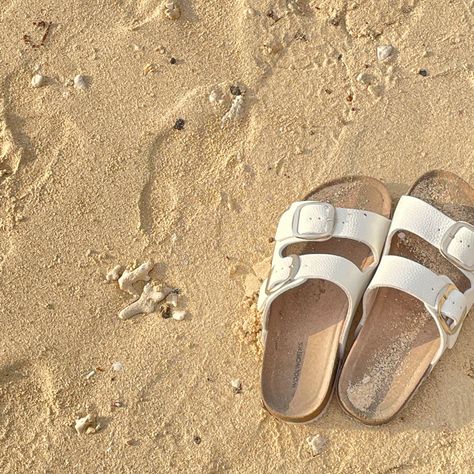 Cute Beach Sandals, Beach Shoes For Sand, Flipflops Aesthetic, Beach Sandals Aesthetic, Beach Shoes Aesthetic, February Energy, Aesthetic Flip Flops, Flip Flop Aesthetic, Beachy Shoes