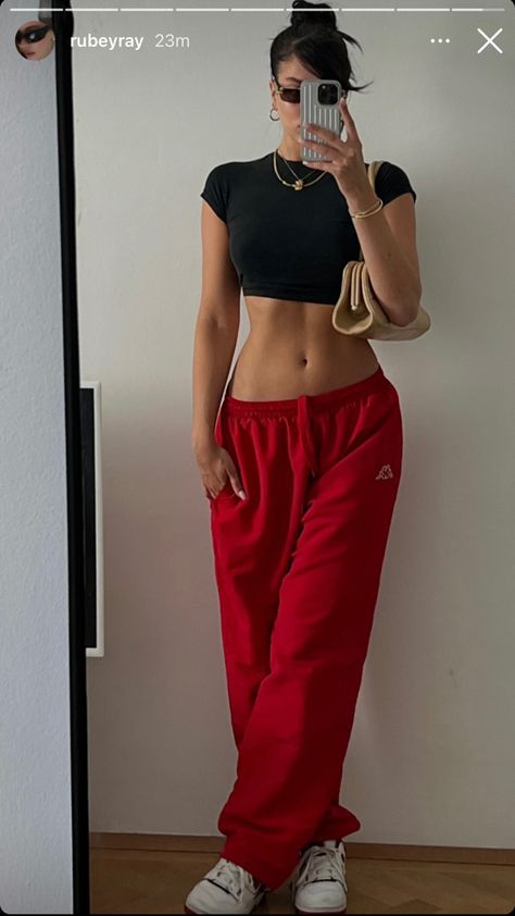 Red Sweatpants Outfit, Red Joggers, Tomboy Fashion, Looks Style, College Outfits, Looks Vintage, Comfy Outfits, Cute Casual Outfits, Casual Outfit