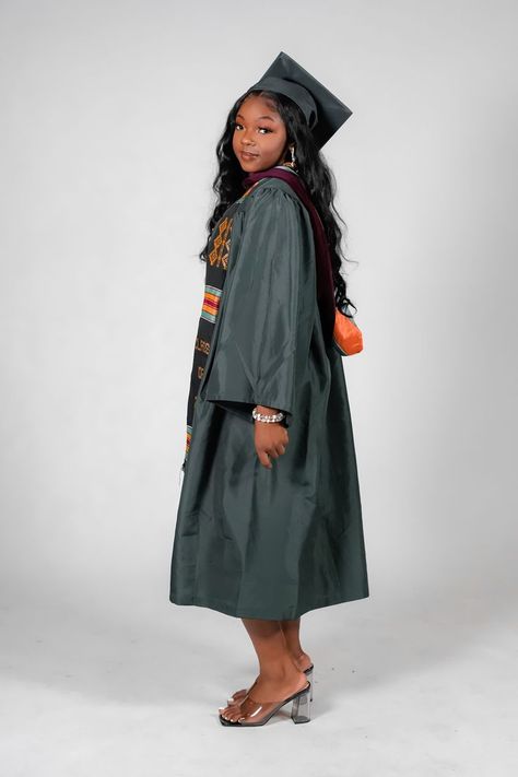 Green Cap And Gown, Graduate Photo, Dress Stole, Girl Graduation, Graduation Flowers, College Graduation Pictures, Silver Jewlery, Graduation Makeup, Graduation Gown