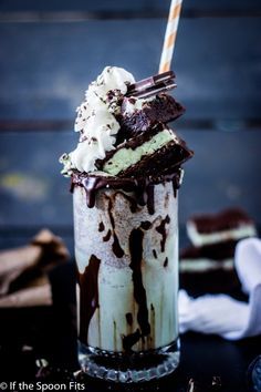 Brownie Milkshake, Mint Chocolate Chip, Chocolate Milkshake, Milkshake Recipes, Milk Shakes, Mint Chocolate Chips, Chocolate Drinks, Cute Desserts, Milkshakes