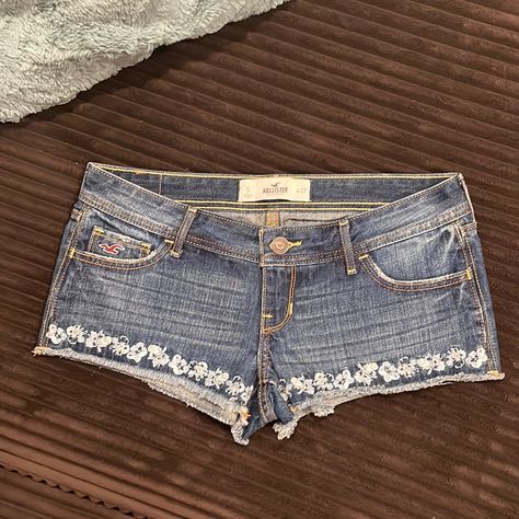 These Shorts Are So Adorable!!! I Wish They Fit Me. New But Tags Were Removed. Juniors Size 5 Or 27 Waist. Hollister. Low Waisted Shorts, Lowrise Shorts, Vintage Hollister, Himekaji Outfits, Hollister Low Rise Shorts, Hollister Y2k Babydoll Top, Vintage Hollister Top, Hollister Clothes, Hollister Jean Shorts