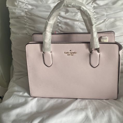 Gorgeous Color. Popular Style Late Spade Purse, Cute Big Purses, Purses Coquette, Kate Spade Bags Handbags, Kate Spade Bag Aesthetic, Cute Purses Aesthetic, Cute Purses For Teens, College Purse, Purses Aesthetic