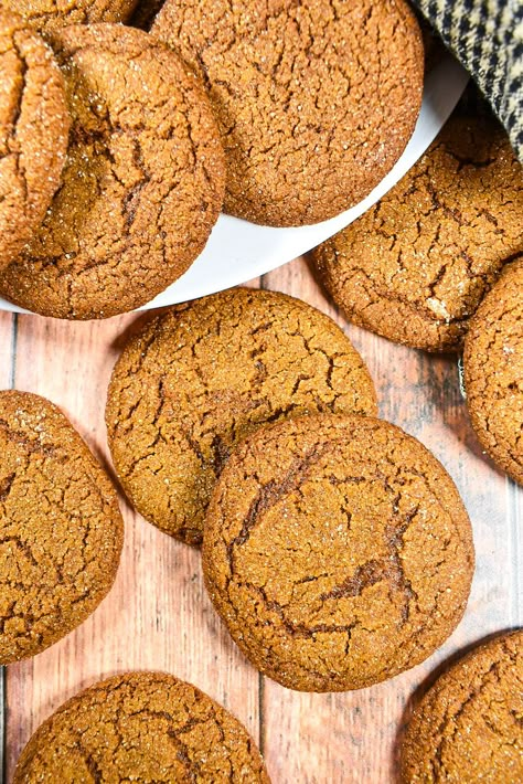 An easy-to-make ginger snap recipe. These homemade ginger biscuits (a.k.a. ginger snap cookies, ginger nuts, or gingersnaps!) are the best ginger snaps for pie crusts, cookie platters, or dunking in a cup of hot tea or coffee. Sourdough Ginger Snaps, Candied Ginger Cookies, Ginger Snap Pie Crust, Ginger Snap Recipe, Christmas Baby Shower Food, Spicy Ginger Cookies, Ginger Nut Biscuits, Baking With Children, Ginger Snap Cookies Recipe