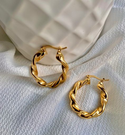 Halina Twisted Hoops – GOLD'N Chic Earrings Classy, Gold Accessories Earrings, Gold Twisted Hoop Earrings, Gold Jewelry Aesthetic Earrings, Clean Girl Jewelry, Elegant Gold Jewelry, Aesthetic Gold Jewelry, Golden Accessories, Golden Jewellery