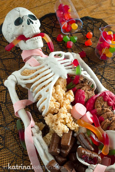 Make this Halloween Dessert Table for your next party. It's quick and easy and it makes for a sweet centerpiece! Creepy Halloween Desserts, 50s Halloween, Snack Halloween, Halloween Dessert Table, Spooky Halloween Desserts, Dessert Halloween, Postres Halloween, Dekorasi Halloween, Dulces Halloween