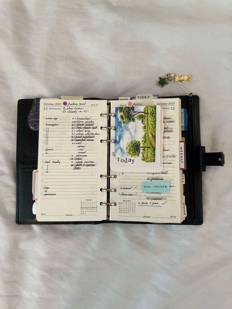 Daily spread in my Filofax diyplannerideas #adhddigitalplanner Yearly Planner Aesthetic, Home Business Aesthetic, How To Use Notebooks, Planner Organization Aesthetic, Busy Schedule Aesthetic, Filofax Aesthetic, Organiser Aesthetic, Organisation Aesthetic, Daily Planner Aesthetic