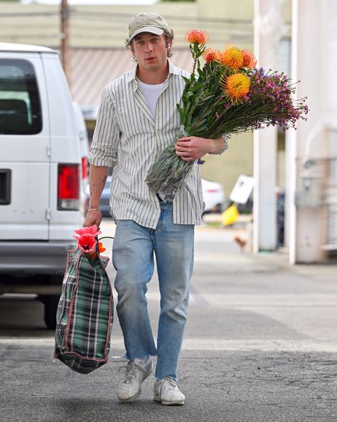 A man who can do both: from Saint Laurent suits to casual farmer's market fits, Jeremy Allen White had a jam-packed weekend in style. Link in bio. Jeremy Allen White Style, Farmers Market Outfit, Farmer Outfit, Old Man Fashion, Masc Fashion, Shirt Outfit Men, Allen White, Jeremy Allen White, Style Goals