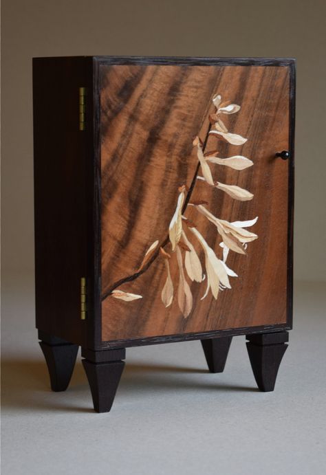 Upcycling, Parquetry, Hosta Flower, Marquetry Furniture, Furniture Design Inspiration, Inlay Furniture, Woodworking Inspiration, Wood Shop Projects, Fantastic Furniture