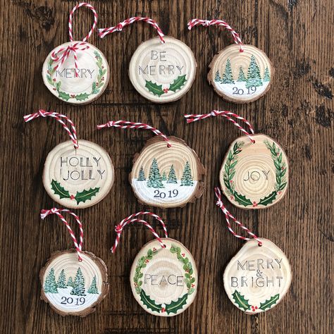 Wood Slice Christmas Ornaments, Wood Slice Christmas, Koti Diy, Ornaments Wood, Painted Christmas Ornaments, Wood Slice Ornament, Wood Christmas Ornaments, Wooden Christmas Ornaments, Wooden Christmas Trees