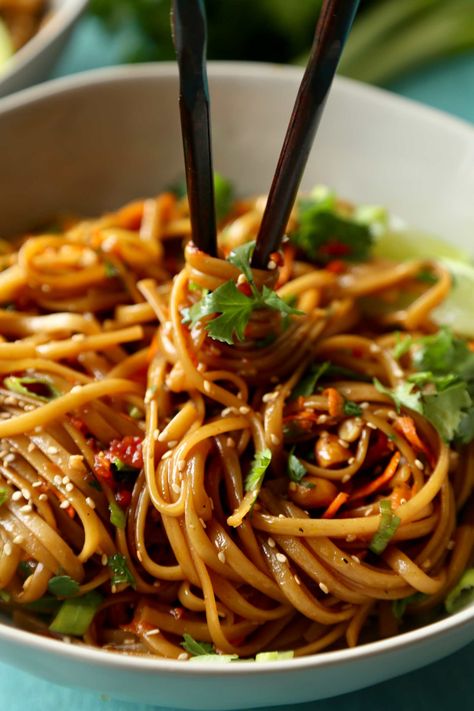 20 Minute Spicy Thai Noodles - The Chunky Chef Thai Recipes Noodles, Spicy Thai Noodles, Noodle Dinner, Resep Pasta, Asian Noodle Recipes, Asian Noodle, Resep Salad, Random Recipes, Thai Noodles