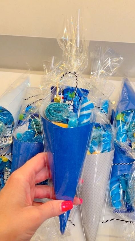 Candy Charcuterie Cones, Gummy Gift Ideas, Candy Goodie Bags Ideas, Color Gift Box Ideas, Candy Charcuterie Cups, Candy Boquets Mini, Gift Snack Ideas, Kids Charcuterie Cups, Cheap Kids Party Favors