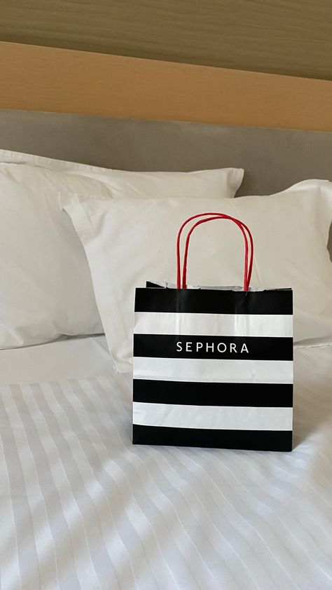 Sephora Bag, Shopping Pictures, Wish Board, Christmas Break, Hijab Fashion Inspiration, Happy Places, Dream Life, Sephora, Vision Board