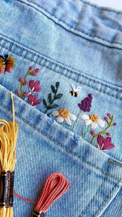 Butterfly And Flowers Embroidery, Flower Pocket Embroidery, Embroidery Jean Pocket, Embroidered Shorts Diy, Cute Embroidery On Jeans, Embroidered Jean Pockets, Embroidery Patterns On Jeans, Embroidered Jeans Pocket, Embroidery On Jeans Pocket