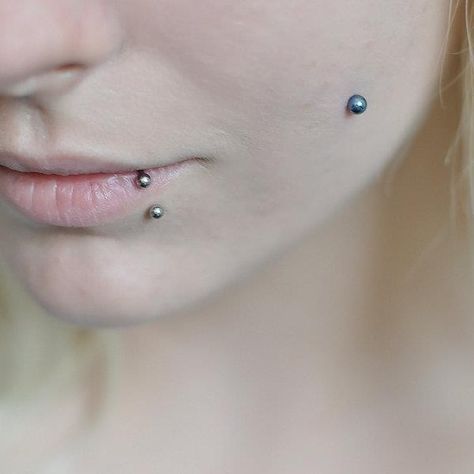 Piercings I Want! ❤ liked on Polyvore featuring jewelry, piercings and peircings Piercing Labret Lateral, Labret Lateral, Side Labret, Beautiful Piercings, Cheek Piercing, Dimple Piercing, Cheek Piercings, Piercing Labret, Smiley Piercing