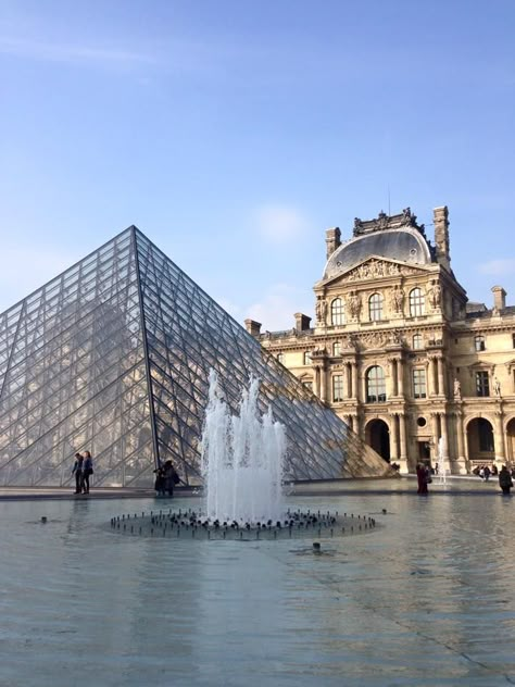 Louvre Architecture, Louvre Aesthetic, Paris Story, France Louvre, Europe By Train, Paris Country, Paris Louvre, Paris Francia, Le Louvre