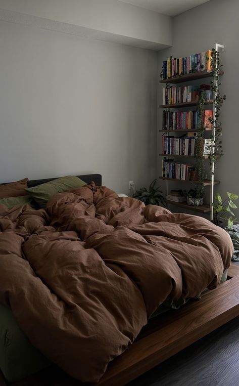 Cozy Bedroom Ideas Relaxing Dark, Brown Green Bedding, Brown Green Bedroom Aesthetic, Brown Cream Bedroom Aesthetic, Brown Green Aesthetic Room, Brown Interior Design Bedroom Ideas, Sage Brown Bedroom, Cozy Green And Brown Bedroom, Earthy Green And Brown Bedroom