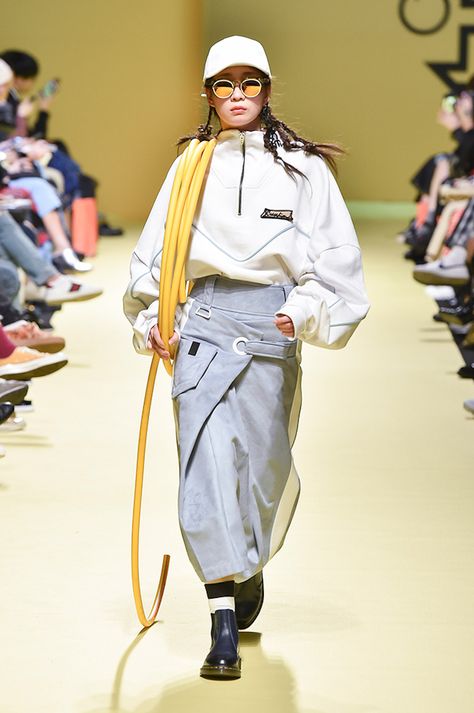 See the complete Cres. E Dim. Seoul Fall 2017 collection. Fall Outfits 2017, Fashion Kawaii, Girl Fashion Style, Seoul Fashion Week, Seoul Fashion, British Vogue, Kawaii Girl, Fall 2017, Asian Style