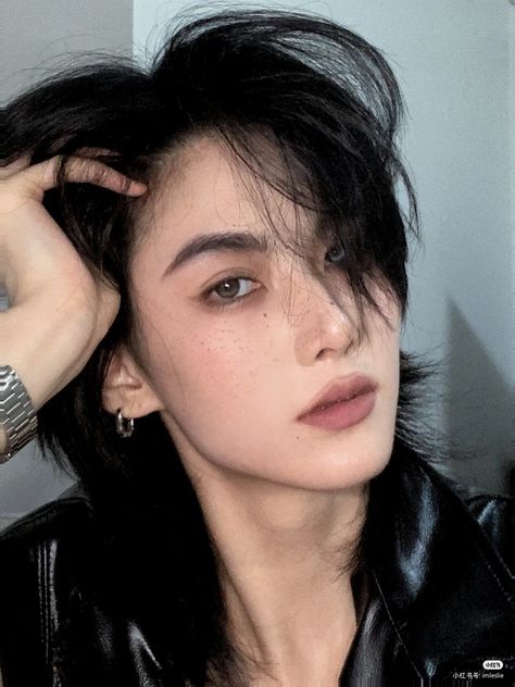 Adronymous People, Chinese Tomboy Makeup, Masculine Makeup For Women, Douyin Masculine Makeup, Yakuza Makeup, Masc Women Makeup, Korean Tomboy Makeup, Masculine Makeup Looks For Women, Masc Makeup Girl