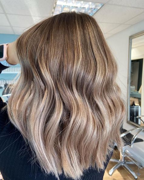 Dark Beige Blonde Hair Balayage, Root Melt Bronde Balayage, Short Brown Blonde Balayage, Blonde Balayage On Brown Hair Short, Highlights With Root Melt, Blonde Balayage With Root Melt, Balayage With Root Melt, Dimensional Dirty Blonde, Blonde With Root Melt