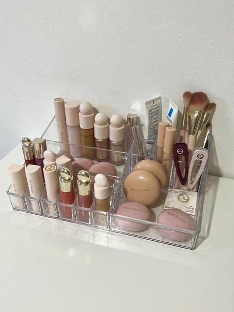 How To Organize Makeup, Makeup Basket, Rare Beauty Blush, Makeup Collection Storage, Rangement Makeup, Organize Makeup, Makeup Collection Goals, Minimalist Makeup, Doll Eye Makeup