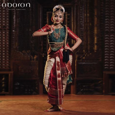 Kuchipudi is the traditional dance of Andhra Pradesh which is known for its poise and belle. Kuchipudi originated from a hamlet in Andhra Pradesh, called Kuchelapuri or Kuchelapuram. Similar to all leading Indian classical dance forms, Kuchipudi too evolved as a religious art rooting back to the age-old Hindu Sanskrit text ‘Natya Shastra’ and connects traditionally with temples, spiritual faiths and travelling bards. Kuchipudi is considered one of the toughest form of Indian classical dance. Th Kuchipudi Dance Photography, Indian Classical Dance Outfits, Classical Dance Outfit, Bharathanatyam Costume Colours, Bharatnatyam Dress Costumes, Andhra Pradesh Traditional Dress, Kuchipudi Dance Dress, Kuchipudi Aesthetic, Kuchipudi Dance Poses