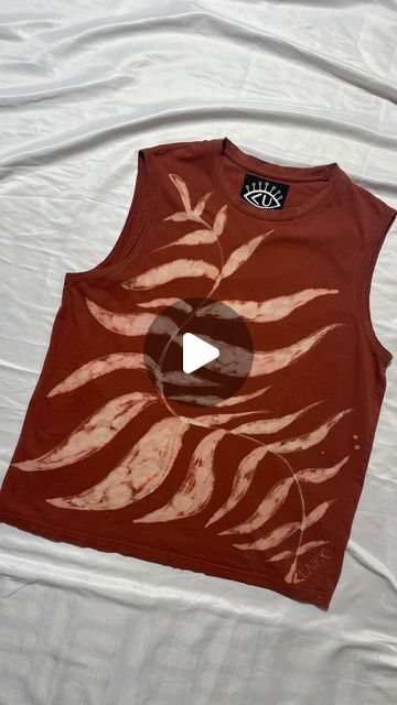 T Shirts Painting Ideas, Bleach Printing On Fabric, Painting With Bleach On Fabric, Bleach Dye Shirts Ideas, Bleach Painted T Shirt, Bleach Dye Shirts Design, Fabric Markers Diy T Shirts, Diy Painted Shirt, Hand Painted Clothing T Shirts