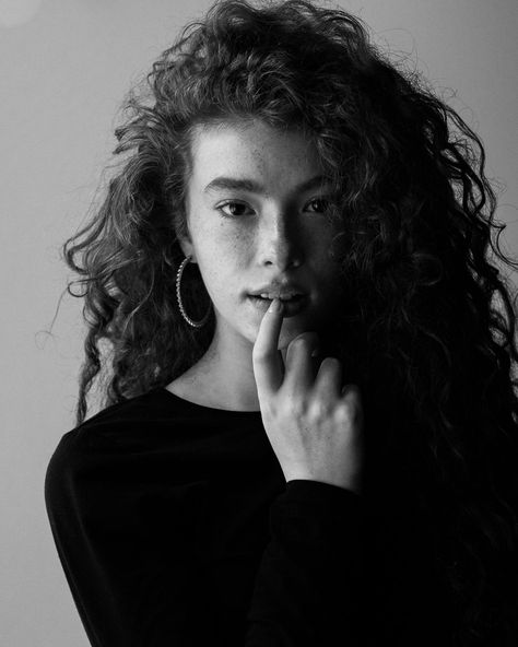 Curly Hair Freckles, Shooting Photo Studio, Curly Hair Model, Moody Lighting, Female Portrait Poses, Professional Headshots Women, Person Photography, Headshots Women, Test Shoot