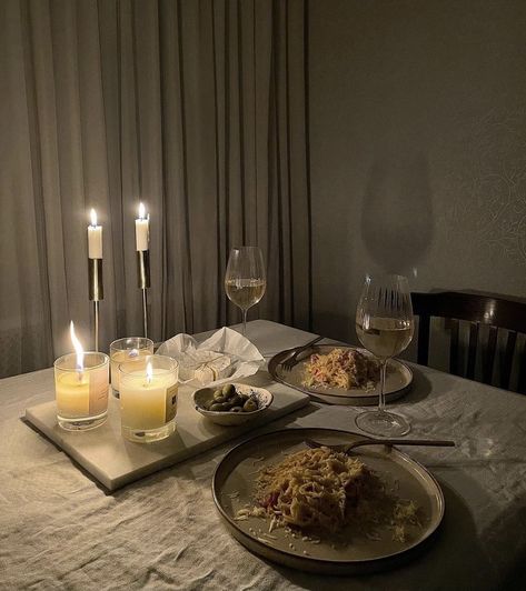 Dinner Date At Home, Romantic Dinner Tables, Romantic Dinner Decoration, Diner Table, Romantic Candle Light Dinner, Romantic Date Night Ideas, Dinner Table Setting, Dinner At Home, Dinner Decoration