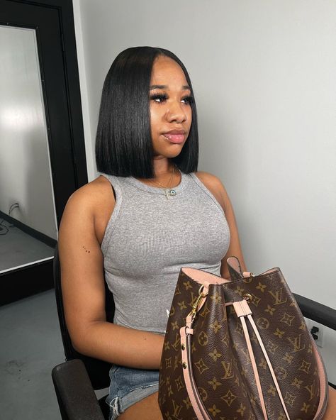 16 Inch Bundles, Long Wavy Bob, Wavy Bob Haircut, Long Middle Part, Short Quick Weave Hairstyles, Weave Bob Hairstyles, Middle Part Bob, Short Quick Weave, Natural Hair Bob