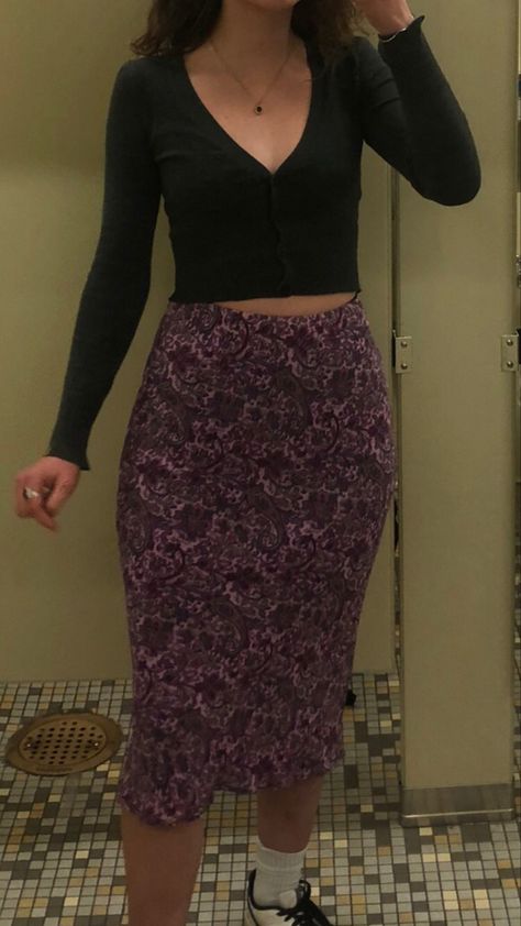 Aesthetic Pencil Skirt Outfit, Middy Skirt Outfits, Purple Midi Skirt Outfit, Purple Skirt Outfit Aesthetic, 90s Midi Skirt Outfit, Paisley Skirt Outfit, Midi Skirt Aesthetic, Purple Outfit Aesthetic, Midi Skirt Outfit Aesthetic