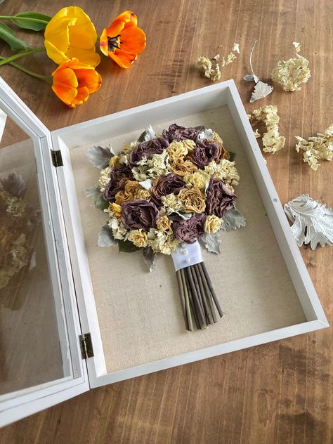 Roses Keepsake Dried Flowers, Wedding Bouquet Box Frame Ideas, Keepsake Flower Ideas, Wedding Bouquet Shadow Box Ideas, Shadow Box Bridal Bouquet, Display Dried Wedding Bouquet, Preserved Flower Shadow Box Ideas, Flower Dried Ideas, How To Save Wedding Flowers