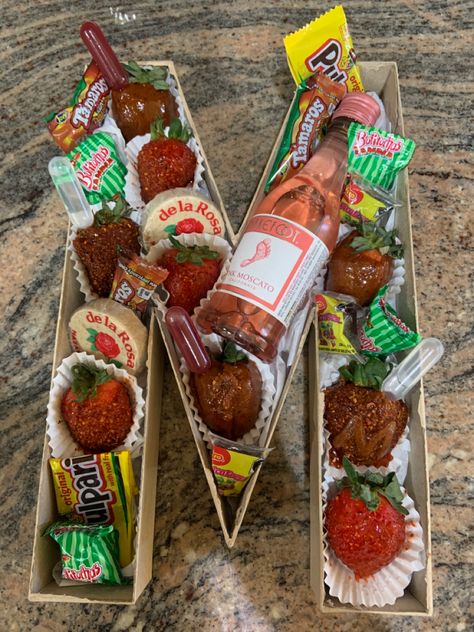 Tamarindo Strawberries, Mexican Mothers Day Gifts, Mexican Candy Bar, Chocolate Coverd Strawberries, Food Sale Ideas, Mexican Dessert Table, Cupcakes Aesthetic, Mexican Mothers Day, Chocolate Covered Desserts