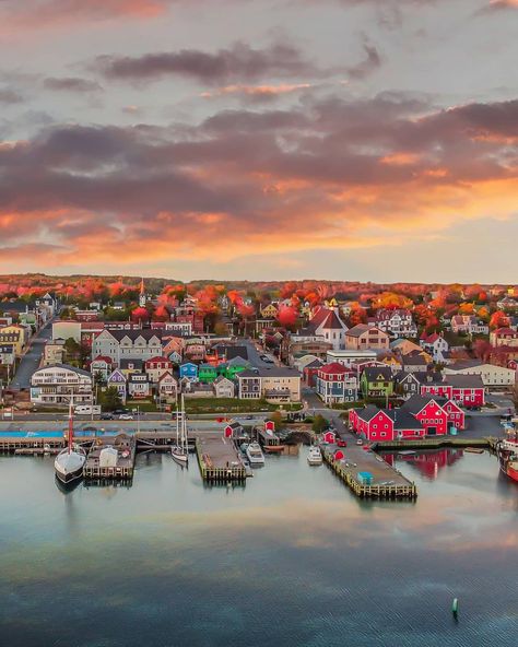 Sahil | Traveller | Canada 🍁 on Instagram: “New perspective, new perception ❤️ . . . . . . . . . . . . • • #halifax #novascotia #dartmouth #downtownhalifax #photography #haligonia…” Lunenburg Nova Scotia, Halifax Canada, Downtown Halifax, Fresh Lobster, Halifax Nova Scotia, Explore Canada, Maritime Museum, Ocean Lover, Fall Photos