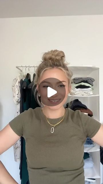 𝓐 𝓷 𝓷 𝓮 🧚‍♀️ on Instagram: "Messy Bun in nur 10 Sekunden✨  Wenn es schnell gehen muss und gerade an Bad-Hair-Days rettet mir der Messy Bun jedesmal den Tag🥰🥰  Abspeichern und nachmachen🫶🏼   #hairtutorial #hair #hairinspo #easyhairstyles #simplehairstyles #simplehair #hairup #hairgoals #hairideas #hairfashion #hairvideo #hairtrends #hairoftheday #hairlife #hairofinstagram #hairaccessories #hairhacks #everydayhairstyles #messybun #messybuntutorial #bunhairstyle   Welche Frisur macht ihr euch, wenn es schnell gehen muss?" Everyday Hairstyles, Messy Bun Anleitung, Messy Bun Tutorial, Manicure Ideas, Hair St, Hair Life, Ideas Nails, Bad Hair Day, Bad Hair