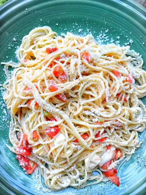 What To Do With All Those Garden Tomatoes - The Tipsy Housewife Excess Tomatoes, Roasted Tomatoes And Garlic, The Tipsy Housewife, Tipsy Housewife, Oven Roasted Tomatoes, Garden Tomatoes, Simple Pasta, Easy Pasta Salad Recipe, Vacation Meals