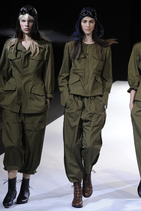 The character look! - Yohji Yamamoto RTW Spring 2013 Army Look Fashion, Military Inspired Fashion, Military Trends, Army Look, Military Looks, Business Formal Dress, Army Fashion, Japanese Outfits, Military Style