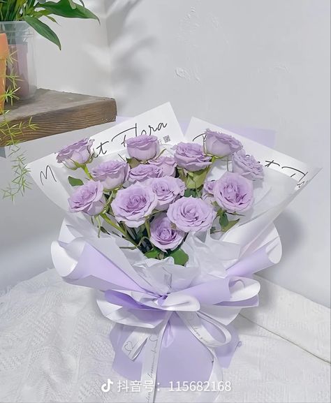 Purple Flower Bouquet Aesthetic, Paper Bag Flowers, Purple Flower Bouquet, Purple Bouquets, Diy Bouquet Wrap, Luxury Flower Bouquets, Skirt Streetwear, Money Bouquet, Lily Bouquet