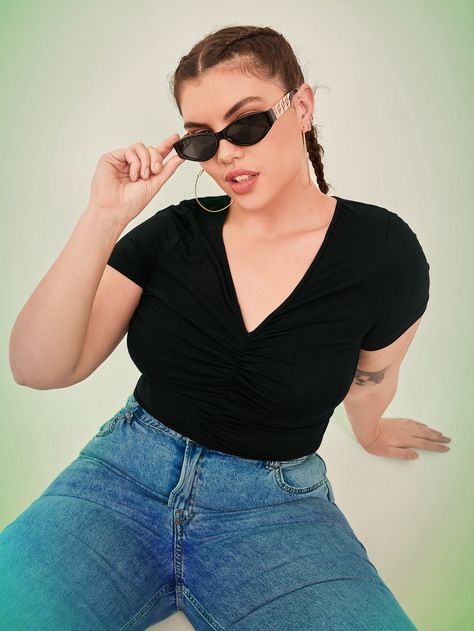 SHEIN Plus Solid Ruched V Neck Tee Tela, Manche, Denim Skirt, Summer Plus Size, Shein Tops, Black Casual, V Neck Tee, Plus Size Tops, Plus Clothing