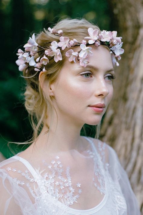 Bridgeton Ball, Midsommar Wedding, Flower Crown Outfit, Tiara Floral, Field Dress, Floral Tiara, Boho Flower Crown, Flower Crown Hairstyle, Rose Crown