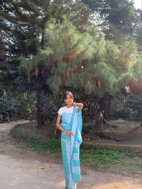 Bodo Girls In Dokhona, Dokhona Dress, Bodo Traditional Dress, Dokhona Aesthetic, Assamese Aesthetic, Northeast Girl, Grunge Photos, Couple Pics For Dp, Beautiful Ocean Pictures