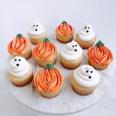 Halloween Decorations Desserts, Cupcake For Halloween, Halloween Birthday Party Cupcakes, Cupcakes For Halloween Party, Pumpkin Frosted Cupcakes, Cute Cupcake Icing Ideas, Pumpkin Decorating Cupcake, Spooky One First Birthday Cupcakes, Pumkin Decoration Cupcakes