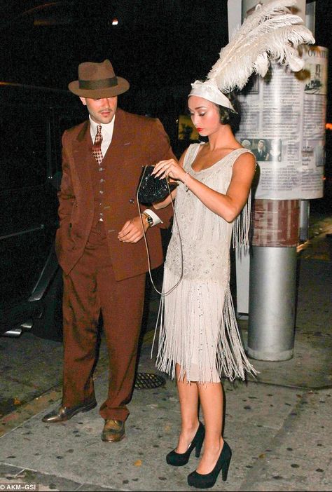 Brilliant Halloween costumes inspired by celebrities like Cara De Levigne Feathered Headpiece, Estilo Charleston, Gatsby Party Outfit, Gatsby Outfit, Look Gatsby, Gatsby Party Dress, 1920s Fashion Dresses, Gatsby Costume, 20s Party