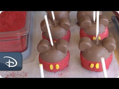 Pin for Later: How to DIY Walt Disney World's Famous Mickey and Minnie Mouse Apples How to Make a Famous Mickey Mouse Apple Diy Apples, Disney Apples, Candy Apples Diy, Candy Cauldron, Mickey Mouse Treats, Disney Candy, Chocolate Caramel Apples, Caramel Apples Recipe, Minnie Y Mickey Mouse